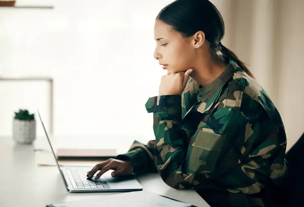 Militär Krieg Und Frau Mit Laptop Denken Und Verbindung Mit — Stockfoto