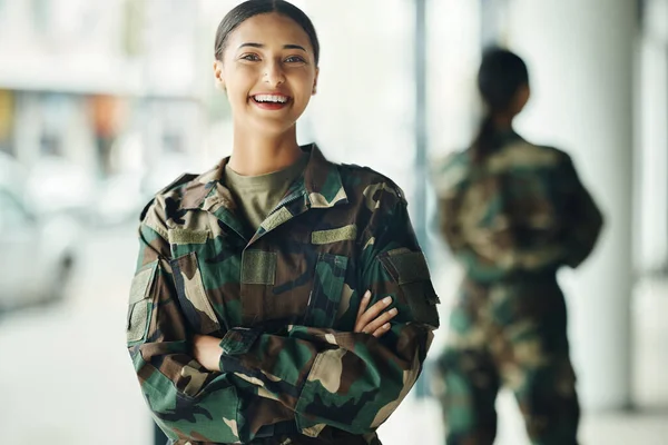 Ritratto Soldato Donna Con Braccia Incrociate Militare Sicurezza Con Sorriso — Foto Stock