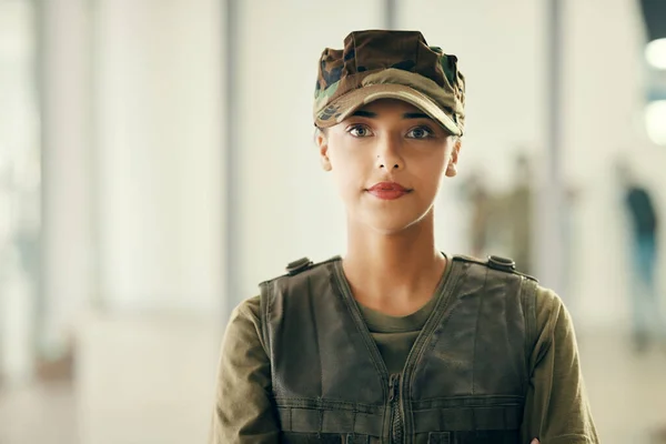 Esercito Serio Ritratto Donna Soldato Con Fiducia Orgoglio Rispetto Servizio — Foto Stock