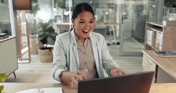 Affärer Upphetsad Asiatisk Kvinna Och Framgång Laptop Ämbetet För Att — Stockvideo