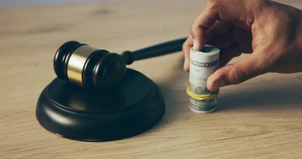 Hand Richtergabel Und Bestechungsgeld Auf Einem Tisch Für Versteigerung Korruption — Stockvideo