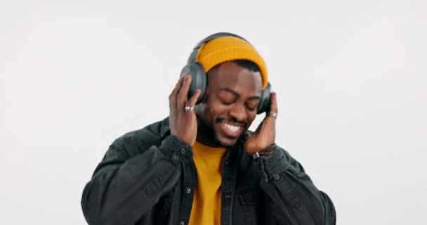 Estudio Baile Hombre Negro Feliz Escuchando Música Para Libertad Los — Vídeo de stock