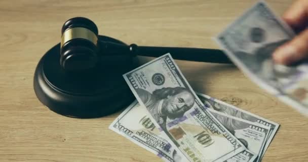 Juez Martillo Dinero Mano Para Sobornos Mesa Subasta Corrupción Gastos — Vídeo de stock