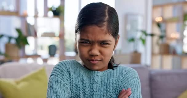 Πρόσωπο Κορίτσι Και Θυμωμένος Παιδί Σπίτι Και Απογοητευμένος Χέρια Σταυρωμένα — Αρχείο Βίντεο