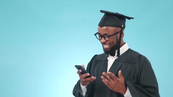 Graduación Teléfono Estudiante Feliz Con Los Resultados Educación Universidad Becas — Vídeo de stock