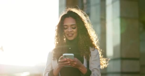 Stad Wandelen Vrouw Met Een Mobiele Telefoon Typen Sociale Media — Stockvideo