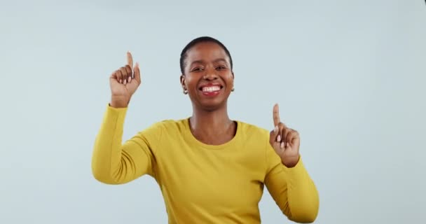 舞蹈和音乐与一个穿黄色衣服的黑人女人在蓝色背景的工作室为能量 年轻人转向音频或广播流声时的形象 快乐和自由 — 图库视频影像
