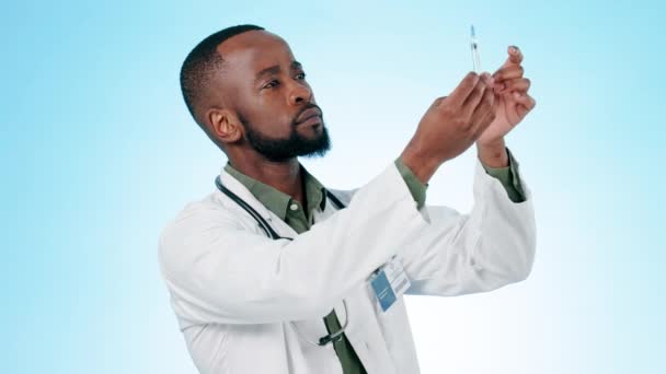 Siyah Adam Doktor Aşı Için Iğne Sağlık Sigortası Mavi Arka — Stok video
