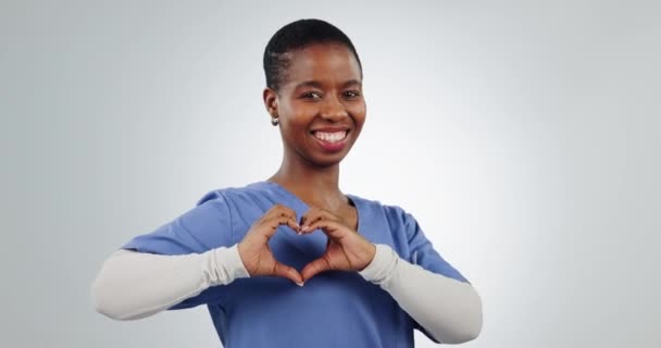 Серце Знак Портрет Лікаря Чорної Жінки Любов Ізольовані Студійному Білому — стокове відео
