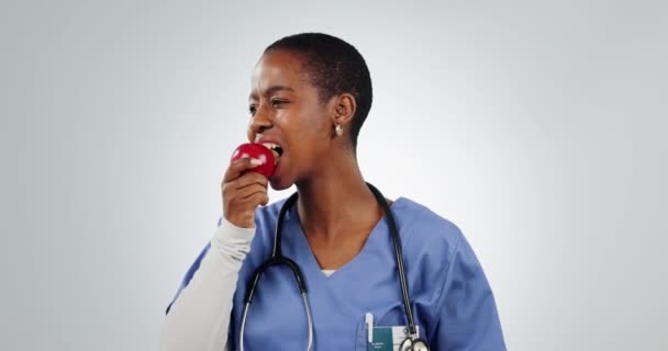 Kciuki Górę Jabłko Czarna Kobieta Lekarz Jedząc Znakiem Umowy Izolowane — Wideo stockowe