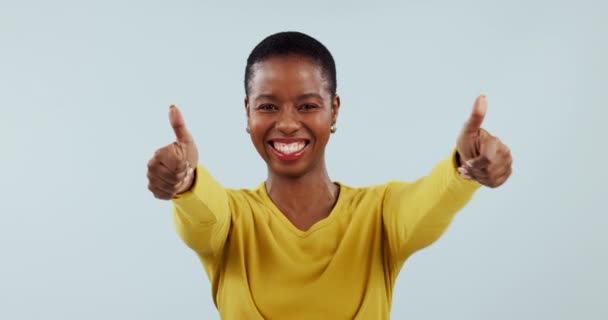 大拇指向上和一个黑人女人跳舞在工作室蓝色背景的动机或成功 一个得奖的年轻人表现出相似的情感来做一个手势 微笑和快乐是的 — 图库视频影像