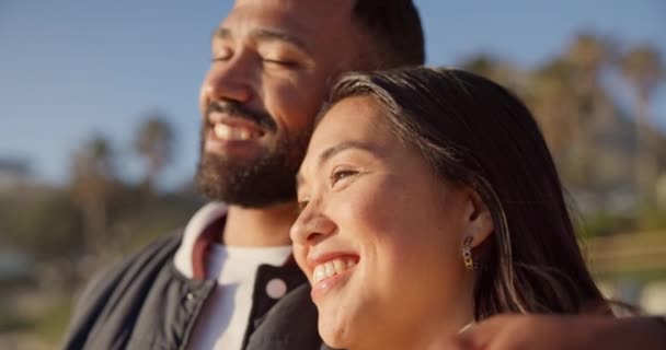 Glücklich Lachen Und Umarmen Sich Natur Und Paar Für Engagement — Stockvideo