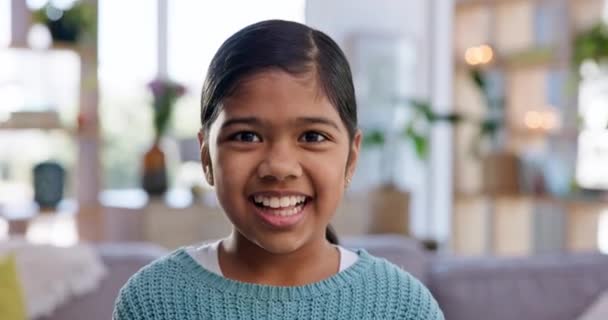 微笑和一个有趣的印度小孩在客厅里的家特写可爱的自由 一个快乐的小女孩在屋里听了一个有趣的笑话 笑得很开心 精力充沛 很可爱 — 图库视频影像