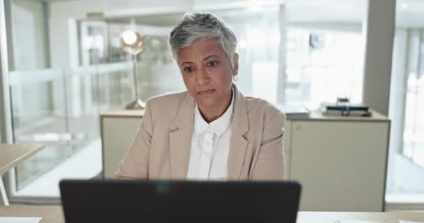 Gamle Tvivl Business Kvinde Laptop Kontoret Planlægning Problemløsning Computer Tænkning – Stock-video