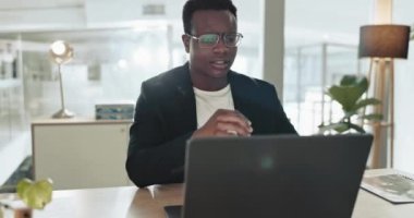 Şüphe, düşünme ve iş kurma ofisinde dizüstü bilgisayarda çalışan siyah bir adam. Planlama ve problem çözme. Bilgisayar, karar verme ve ciddi profesyonel tasarımcı e-posta okuma, beyin fırtınası ve kafa karışıklığı.