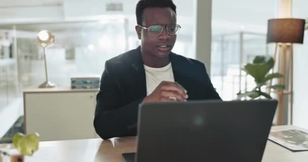 思考和黑人男子在笔记本电脑上的商业创业办公室 计划和解决问题 计算机 决策和认真的专业设计师阅读电子邮件 头脑风暴和困惑 — 图库视频影像