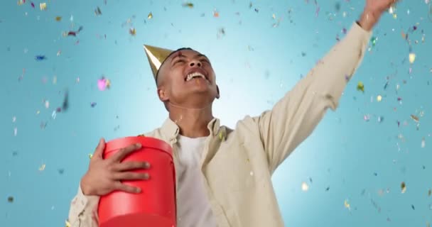Regalo Cumpleaños Emocionado Con Hombre Ducha Confeti Estudio Celebración Sorteo — Vídeos de Stock
