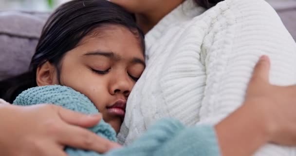 Maman Fille Fatiguée Avec Câlin Canapé Confort Avec Soin Soutien — Video
