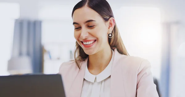 オフィスのノートパソコン 笑顔とビジネスの女性は 電子メールや計画プロジェクトに取り組んでいます コンピュータ 幸福と女性の専門家のタイピング オンラインブラウジングと会社の職場での研究情報を読む — ストック写真