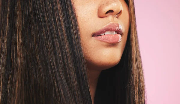 Schönheits Mund Und Frauennahaufnahmen Mit Hautpflege Lippenfüller Und Haarpflege Studio — Stockfoto