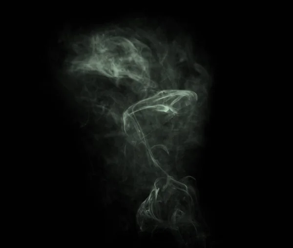 灰蒙蒙的烟雾 带着浓雾的工作室和光环的云彩 气体和富有创意的艺术 具有黑色背景和魔法效果 神秘的漩涡 五彩斑斓的雾气 空气和抽象的创造力的图解 — 图库照片