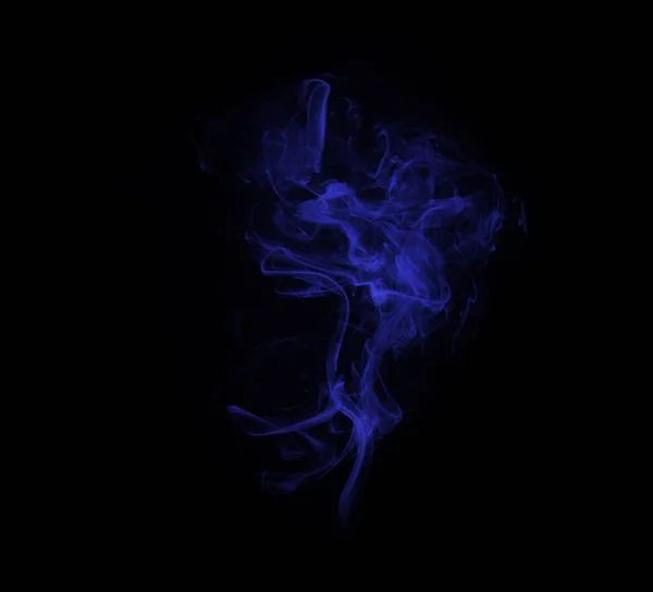 工作室和蓝色的雾与蒸气 香和创造性的艺术与蒸汽和漩涡 五彩斑斓的霓虹灯和黑色背景与空气中的化学效果 云彩和神奇的光晕隔离在一起 — 图库照片