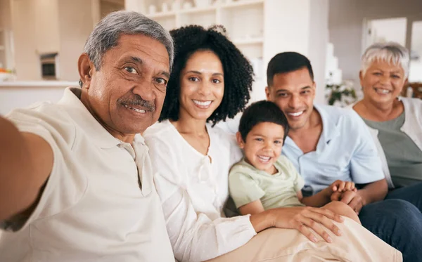 Familie Selfie Und Großeltern Mit Einem Lächeln Hause Zusammen Mit — Stockfoto