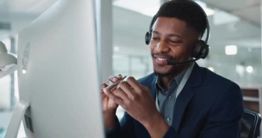 Bilgisayar, çağrı merkezini ara ve mutlu siyahi adam yardım masasında konuşuyor. Teknoloji, müşteri hizmetleri ve satış acentesi danışmanlığı, tele pazarlama iletişimi veya iş bağlantılarına konuşma.