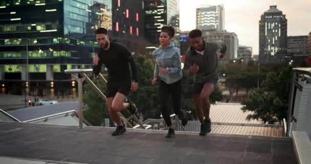 Amigos Fitness Corriendo Ciudad Con Cardio Ejercicio Aire Libre Grupo — Vídeos de Stock