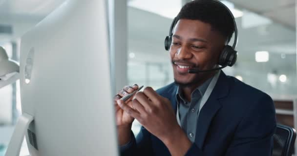 Bilgisayar Çağrı Merkezini Ara Mutlu Siyahi Adam Yardım Masasında Konuşuyor — Stok video