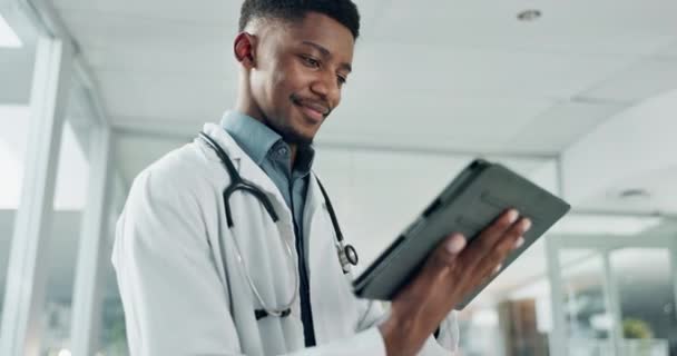 在医院里 网上的平板电脑 研究和快乐的黑人医生可以在网上获得医疗或医疗保健信息 在现代诊所的健康网站或应用程序上进行微笑 医学和专业打字 — 图库视频影像