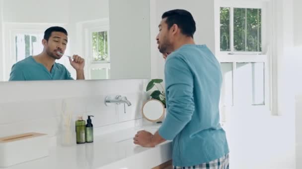 Hygiene Frau Und Mann Zähneputzen Badezimmer Für Eine Gesunde Morgenroutine — Stockvideo