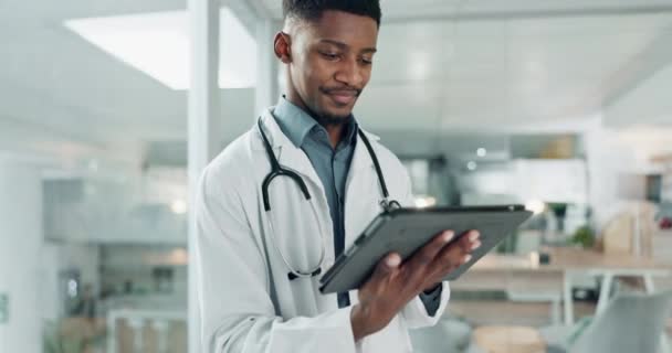 Tablet Medyczny Szczęśliwy Czarny Człowiek Lekarz Internecie Badań Lub Informacji — Wideo stockowe