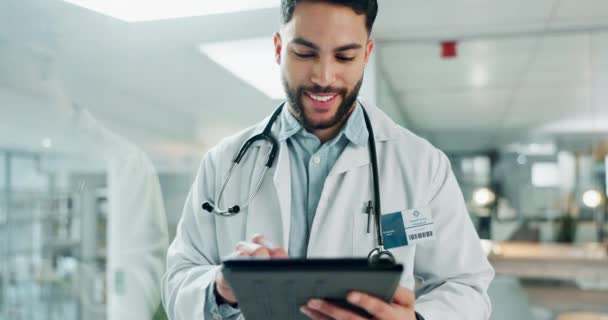 在医院的网上提供医疗或医疗保健信息的表格 研究和快乐的男医生 在现代诊所的健康网站或应用程序上进行微笑 医学和专业打字 — 图库视频影像