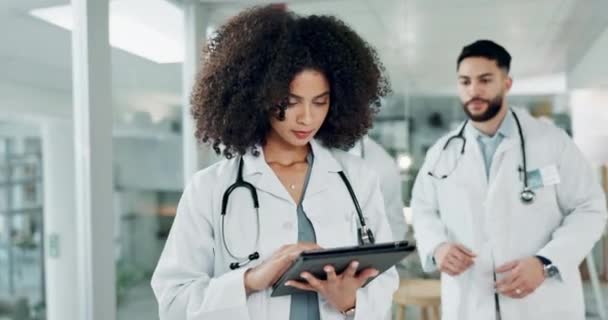 Tablet Takım Doktorları Kadın Daktilo Tıp Eğitimi Kardiyoloji Araştırması Sağlık — Stok video