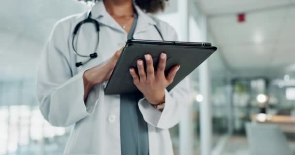 Tablet Medico Mani Persona Digitando Ricerca Studio Medicina Informazioni Cardiologiche — Video Stock