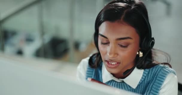 Kadını Çağrı Merkezi Bilgisayar Iletişimi Müşteri Desteği Ofiste Mutlu Sanal — Stok video