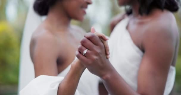 レズビアン 結婚式 女性は祝賀会 ロマンスのために一緒に屋外で踊ります Lgbtqの人々は 自然の中でエレガントなドレスで手を握り 笑顔で移動する — ストック動画