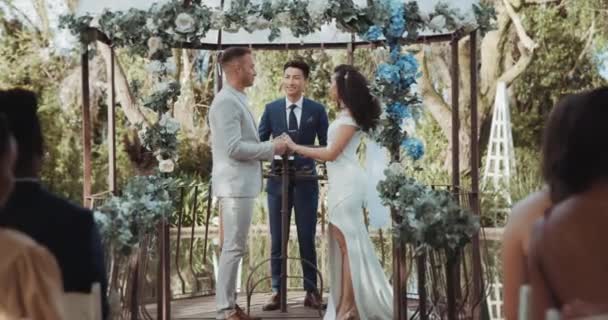 谈婚论嫁 牵手或牵手 在花园里庆祝承诺 快乐的伴侣 新郎新娘 带着感恩 浪漫或结合的心情 — 图库视频影像