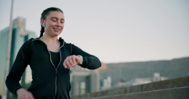Zkontrolujte Smartwatch Žena Venkovní Pro Fitness Městě Časem Výsledky Měření — Stock video