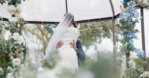 新郎在婚礼上带新娘 在仪式上带着生活伴侣和承诺带着快乐 信任与种族间关系中的人 事件装饰与自然的爱与关怀 — 图库视频影像