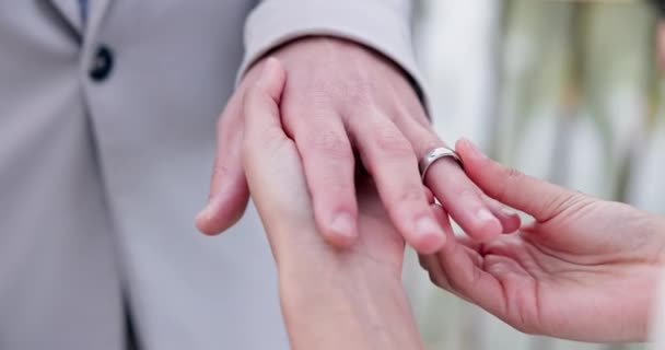 结婚或订婚 爱情或支持仪式的情侣 牵手和戒指 誓言或象征结合 关系或伴侣关系的附件的人的婚事 — 图库视频影像
