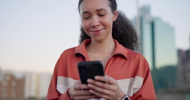 Lecture Chat Application Une Femme Avec Téléphone Dans Ville Pour — Video