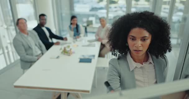 ビジネスパーソンとの会議室のホワイトボードの女性 スタートアップで計画と戦略のためのアイデアを書く B2Bの提案 プレゼンテーションまたは会議でのピッチでのオフィス ワークショップ ビジネスマン — ストック動画