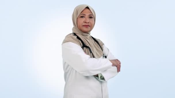Tıp Doktoru Ciddi Müslüman Kadın Kollarını Stüdyoda Sağlık Tıp Veya — Stok video