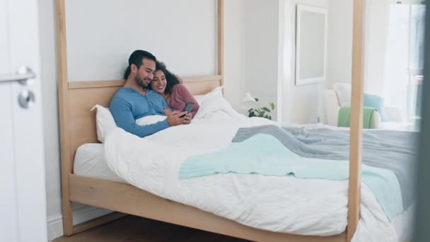 床和电话 早上放松 或拥抱或小睡时交流 快乐的伴侣关系 舒适和欢笑 或者在公寓里醒来 或者一起在网上寻求照顾 建立关系或者联系 — 图库视频影像