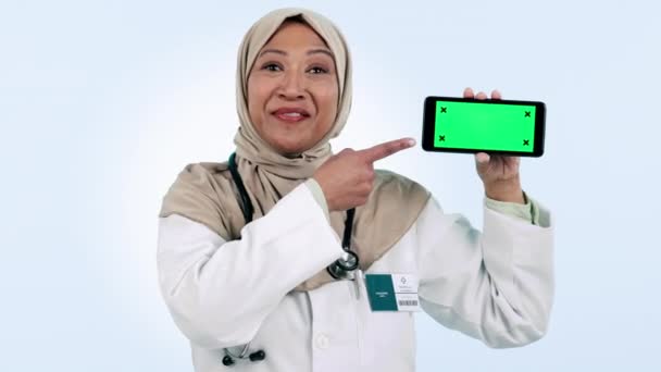Медицинский Телефон Зеленый Экран Арабской Женщиной Доктором Студии Синем Фоне — стоковое видео