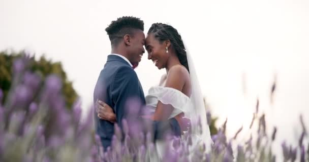 Hochzeit Braut Und Bräutigam Umarmen Sich Auf Einem Feld Tanzen — Stockvideo