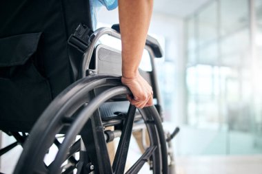 El, rehabilitasyon ve hastanede tıbbi destek, ulaşım ve hareketlilik için tekerlekli sandalyedeki biri. Yakın çekim, yardım ve iyileşme için klinikteki sandalyeye mahkum bir hasta..