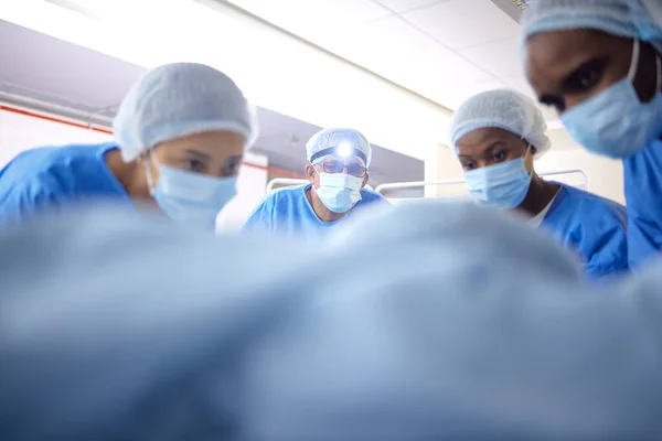 医療のための医師 病院のベッド 外科医チーム シアターグループは Icuのサポート リスク スクラブでコラボレーション ヒーリング 操作を開始します — ストック写真